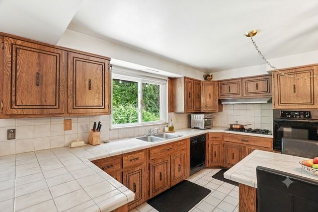 46 Laurel Ridge Rd, Coraopolis, PA 15108
