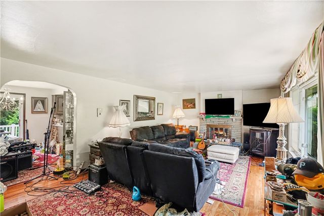 46 Laurel Ridge Rd, Coraopolis, PA 15108