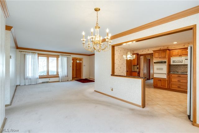 1196 N Skyline Drive, Seven Hills, OH 44131