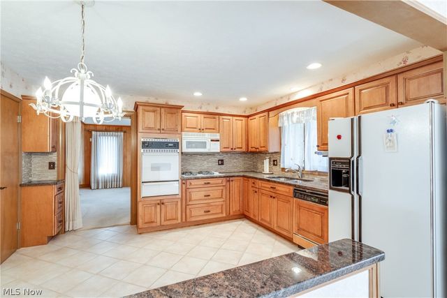 1196 N Skyline Drive, Seven Hills, OH 44131