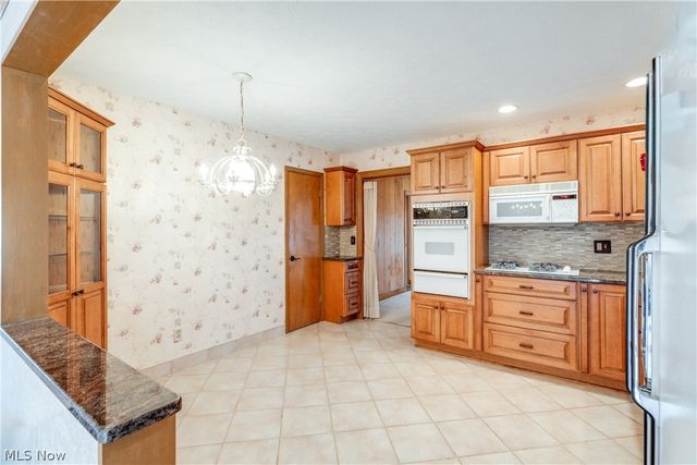 1196 N Skyline Drive, Seven Hills, OH 44131