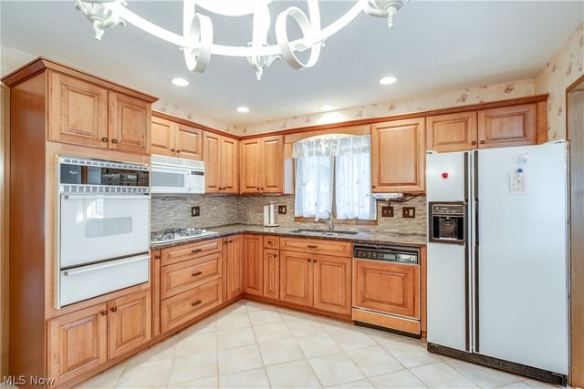 1196 N Skyline Drive, Seven Hills, OH 44131