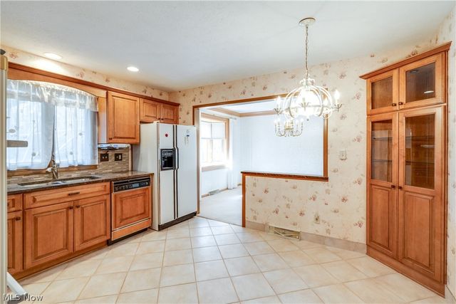 1196 N Skyline Drive, Seven Hills, OH 44131