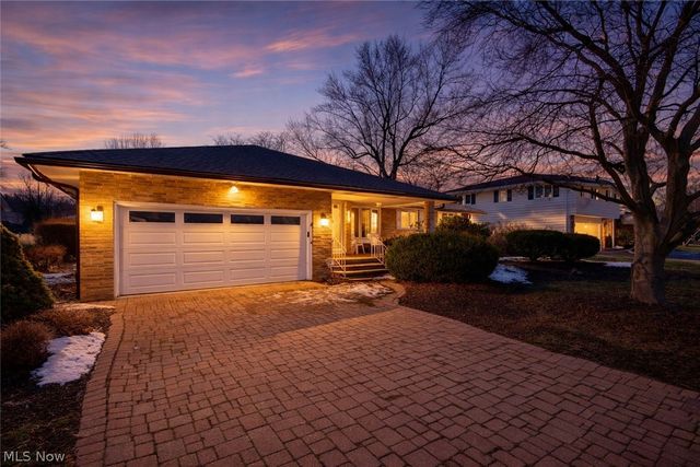 1196 N Skyline Drive, Seven Hills, OH 44131