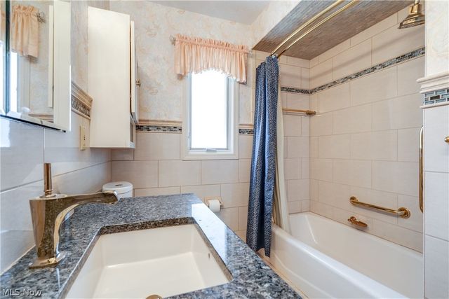 1196 N Skyline Drive, Seven Hills, OH 44131