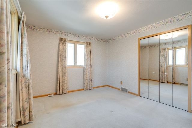 1196 N Skyline Drive, Seven Hills, OH 44131