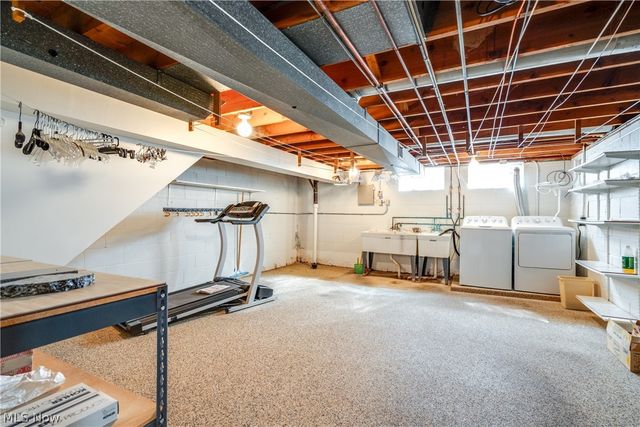 1196 N Skyline Drive, Seven Hills, OH 44131