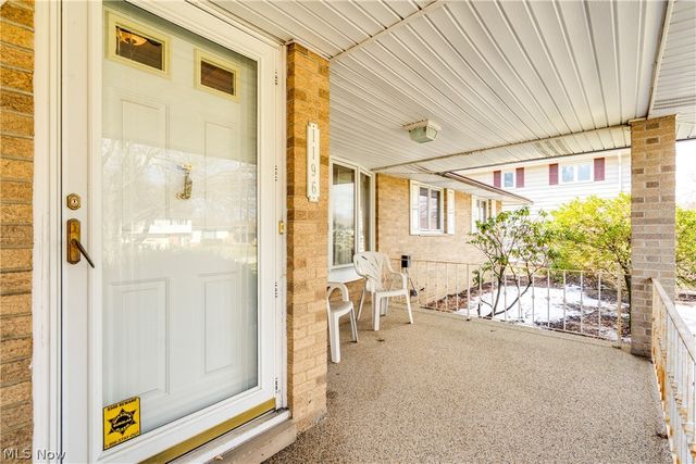 1196 N Skyline Drive, Seven Hills, OH 44131