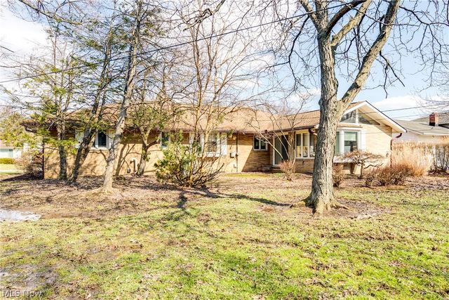 1196 N Skyline Drive, Seven Hills, OH 44131