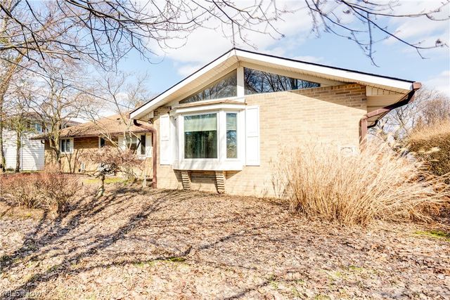 1196 N Skyline Drive, Seven Hills, OH 44131