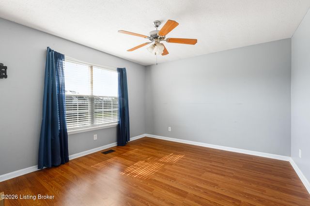 112 Red Oak Dr, Shepherdsville, KY 40165