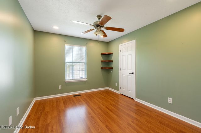 112 Red Oak Dr, Shepherdsville, KY 40165