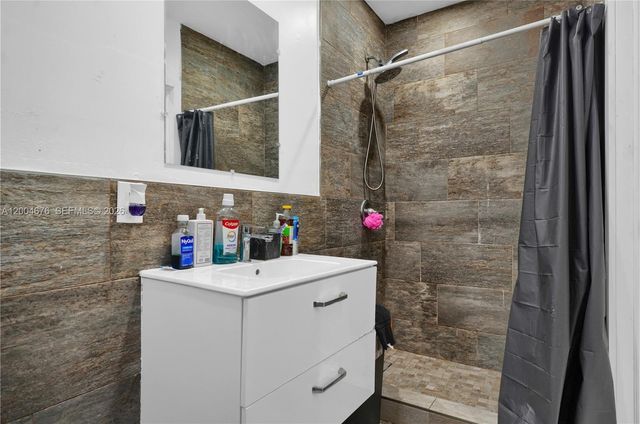 2211 NW 82nd St, Miami, FL 33147