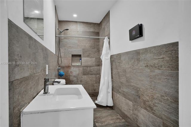 2211 NW 82nd St, Miami, FL 33147