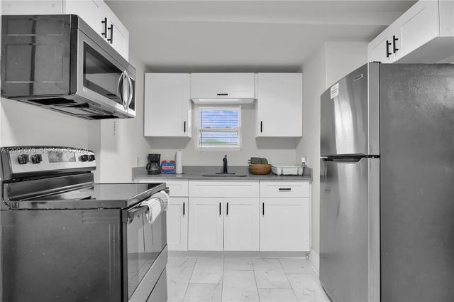 2211 NW 82nd St, Miami, FL 33147