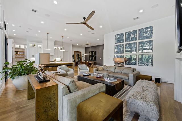 878 W 41st Street, Houston, TX 77018