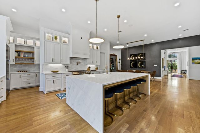 878 W 41st Street, Houston, TX 77018