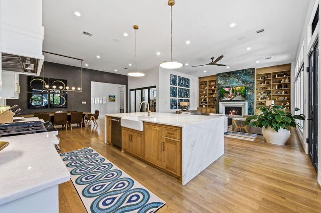 878 W 41st Street, Houston, TX 77018