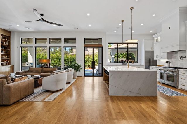 878 W 41st Street, Houston, TX 77018