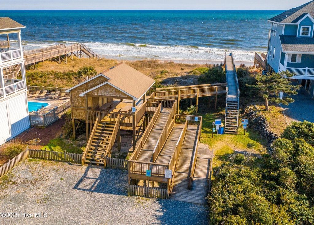 Image 11 of property listing at 25 Porpoise Place, N Topsail Beach, NC 28460