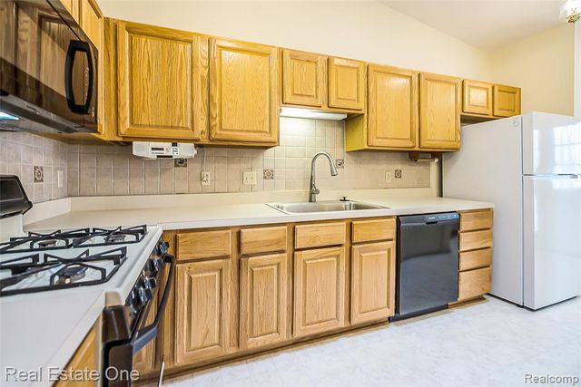 62360 Arlington Circle 2, South Lyon, MI 48178