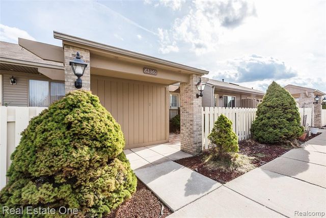 62360 Arlington Circle 2, South Lyon, MI 48178