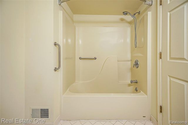 62360 Arlington Circle 2, South Lyon, MI 48178