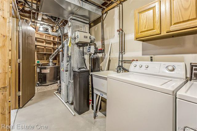 62360 Arlington Circle 2, South Lyon, MI 48178