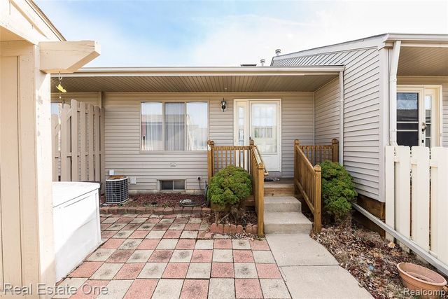 62360 Arlington Circle 2, South Lyon, MI 48178