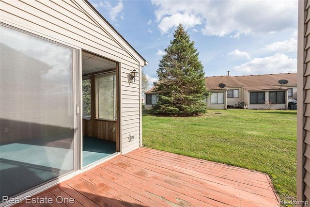 62360 Arlington Circle 2, South Lyon, MI 48178
