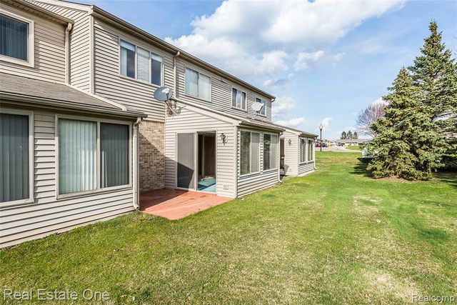 62360 Arlington Circle 2, South Lyon, MI 48178