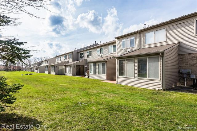 62360 Arlington Circle 2, South Lyon, MI 48178