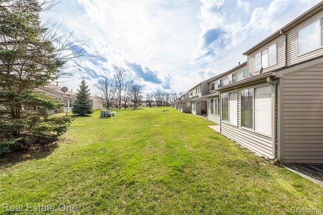 62360 Arlington Circle 2, South Lyon, MI 48178