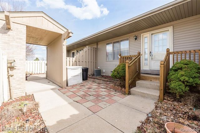 62360 Arlington Circle 2, South Lyon, MI 48178