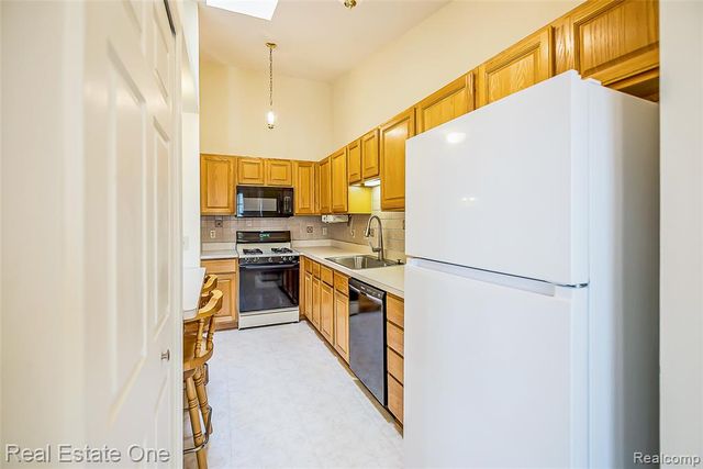 62360 Arlington Circle 2, South Lyon, MI 48178
