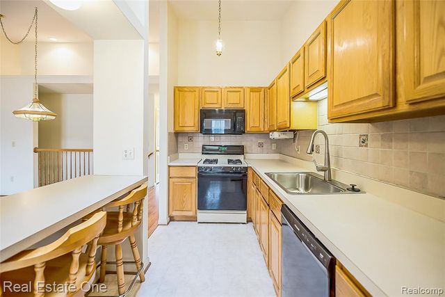 62360 Arlington Circle 2, South Lyon, MI 48178
