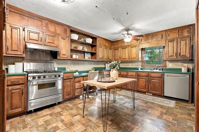 144 Shadow Lake Drive SW, Lilburn, GA 30047