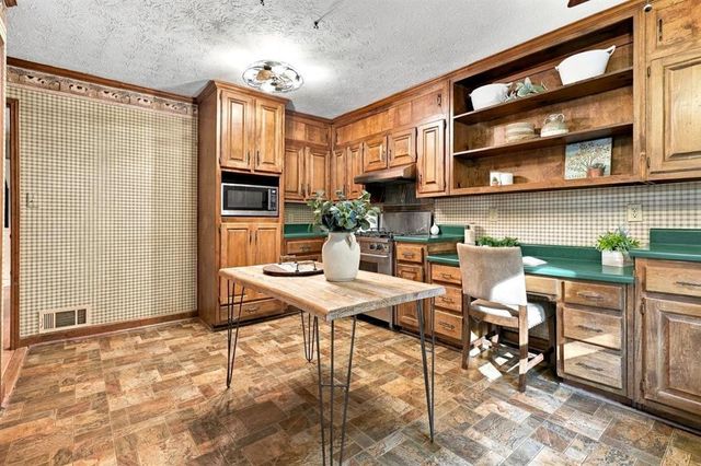 144 Shadow Lake Drive SW, Lilburn, GA 30047