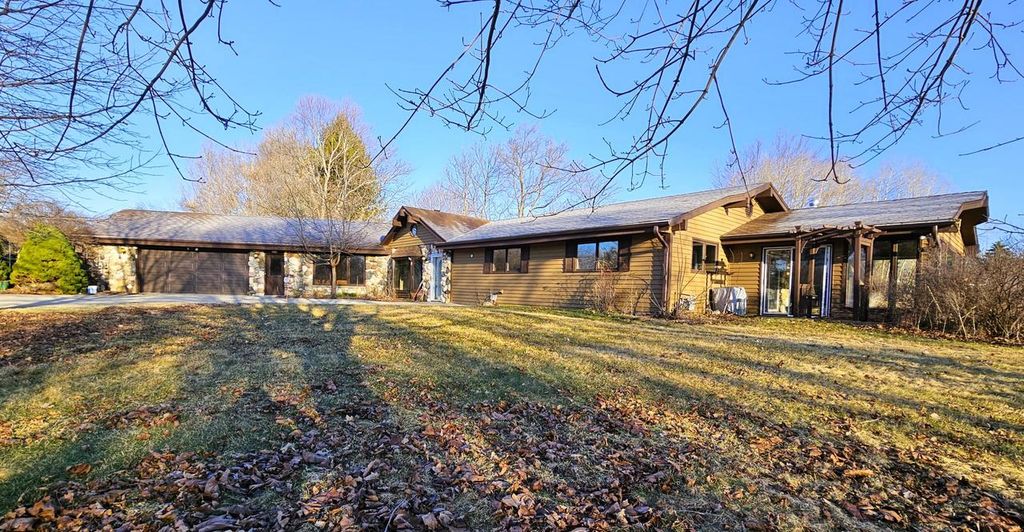 4112 Scarborough DRIVE, Richfield, WI 53076