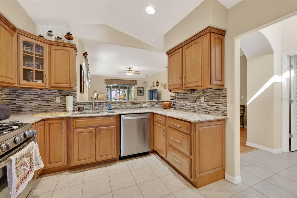 Image 19 of property listing at 5401 AURORA DRIVE, Leesburg, FL 34748