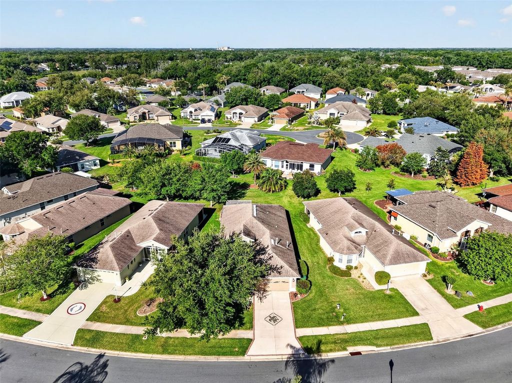 Image 4 of property listing at 5401 AURORA DRIVE, Leesburg, FL 34748