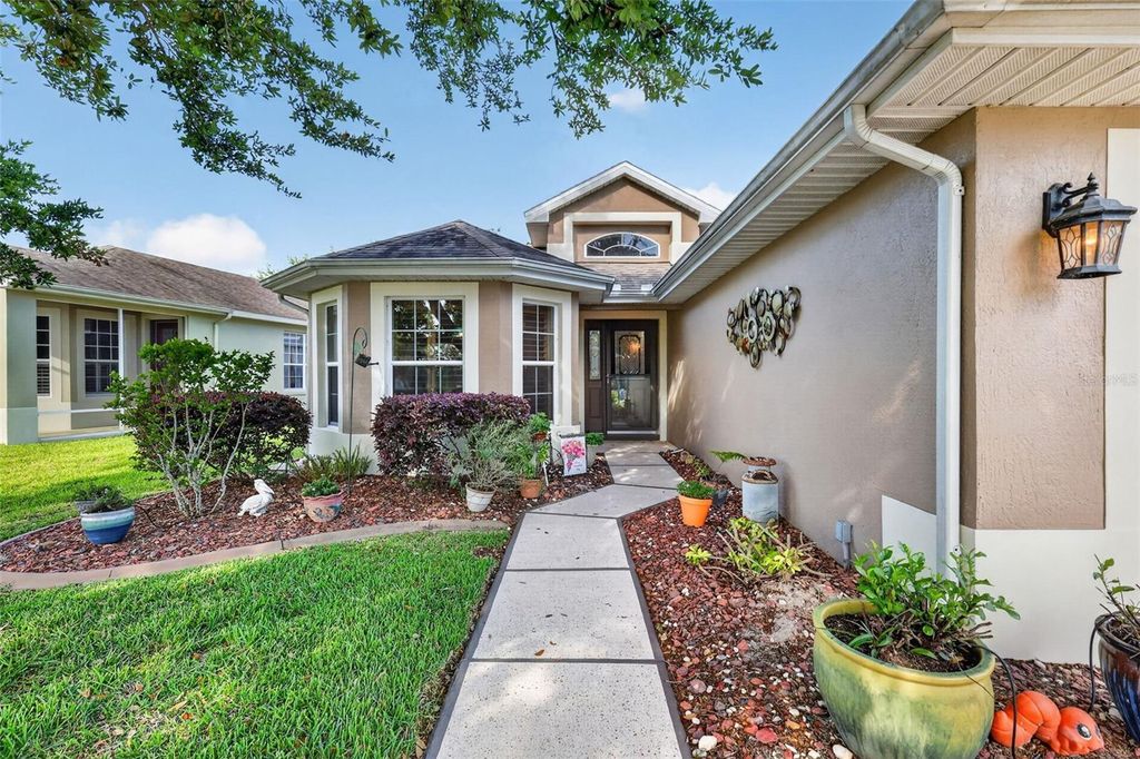 Image 7 of property listing at 5401 AURORA DRIVE, Leesburg, FL 34748