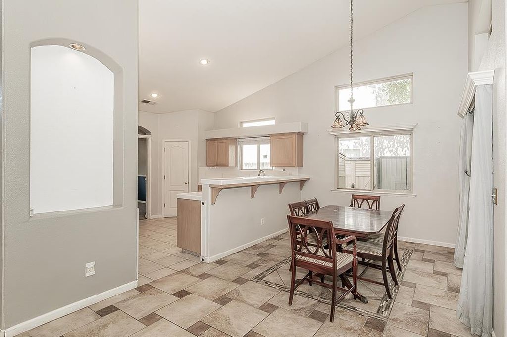 Image 12 of property listing at 6589 E Michigan Avenue, Fresno, CA 93727