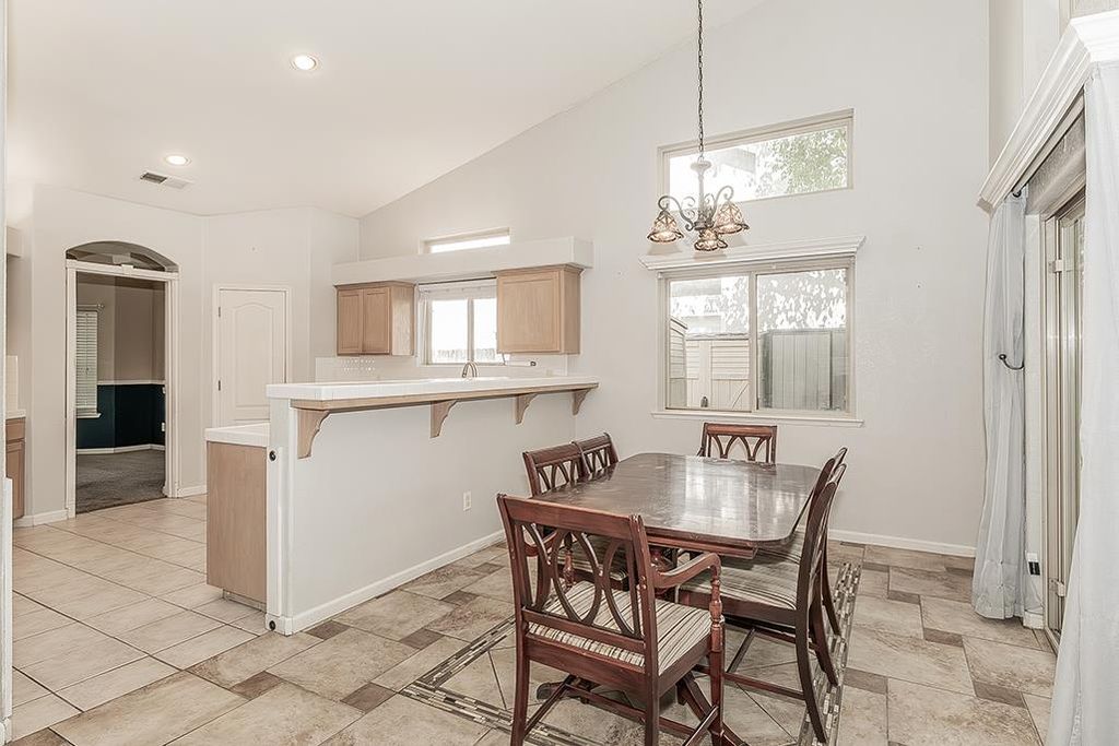 Image 13 of property listing at 6589 E Michigan Avenue, Fresno, CA 93727