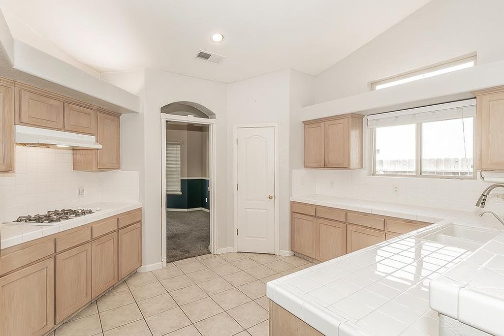 Image 15 of property listing at 6589 E Michigan Avenue, Fresno, CA 93727