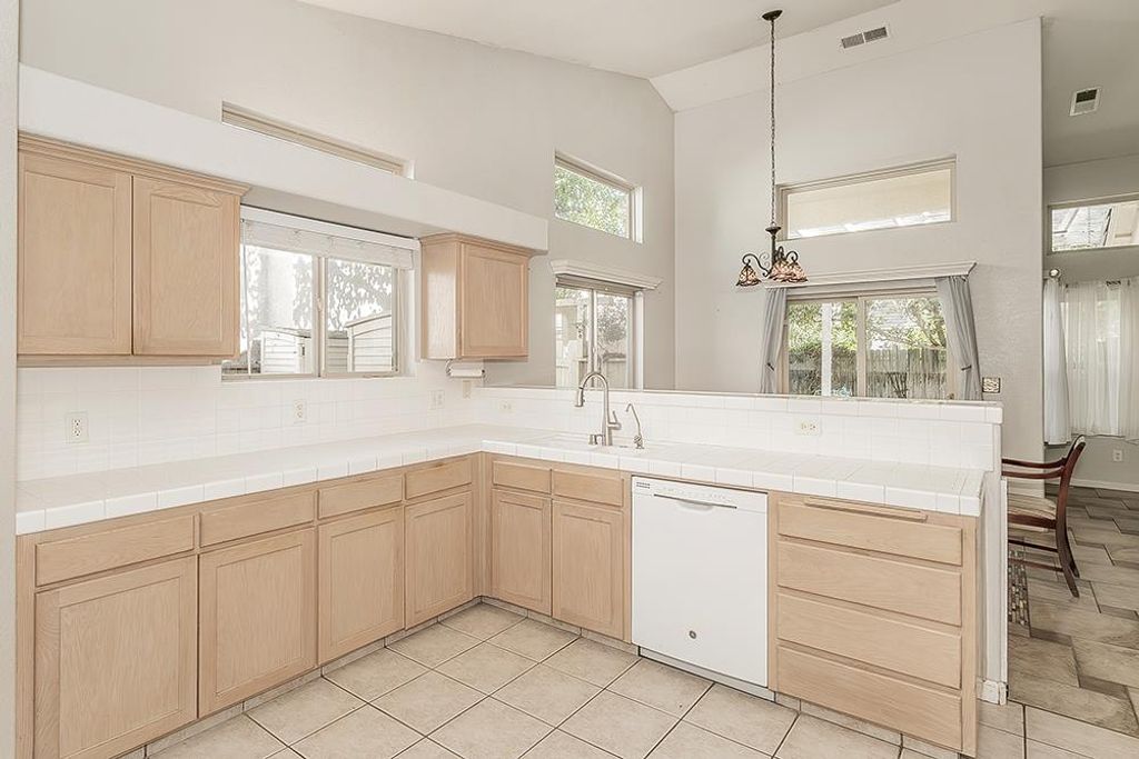 Image 16 of property listing at 6589 E Michigan Avenue, Fresno, CA 93727