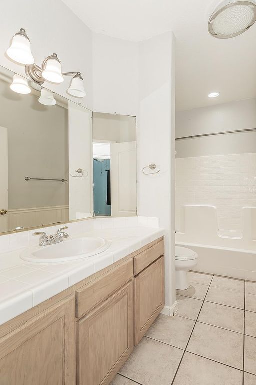 Image 40 of property listing at 6589 E Michigan Avenue, Fresno, CA 93727