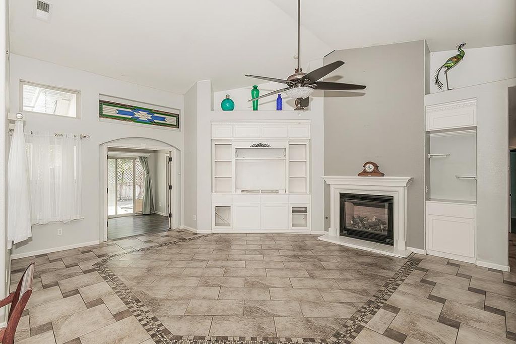 Image 7 of property listing at 6589 E Michigan Avenue, Fresno, CA 93727
