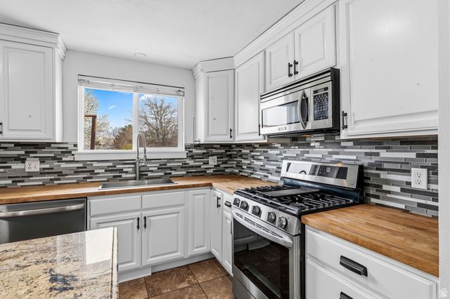 2049 W HEWS PL, Taylorsville, UT 84118