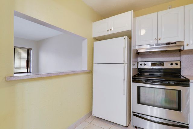 3040 LAKE OSBORNE Drive 109, Lake Worth Beach, FL 33461